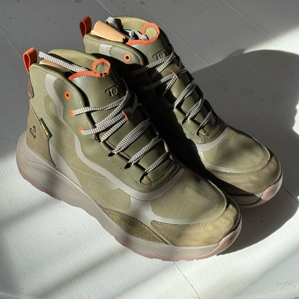 Teva Men's Boots - Brand new